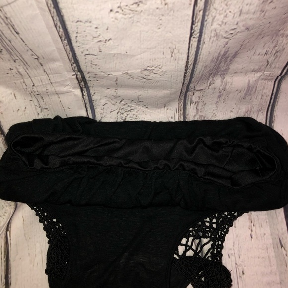 Forever 21 Black Sleeveless scoop neck crochet overlay elastic bottom size small - Picture 5 of 7